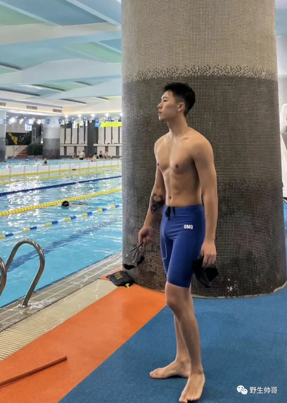 泳池里的长腿野生男穿太紧了，很有实力强大了！！
