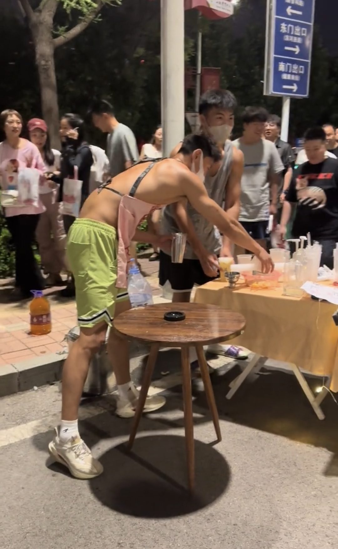 蔡依林演唱会卖柠檬茶的肌肉男火了！这手打频率太猛了！
