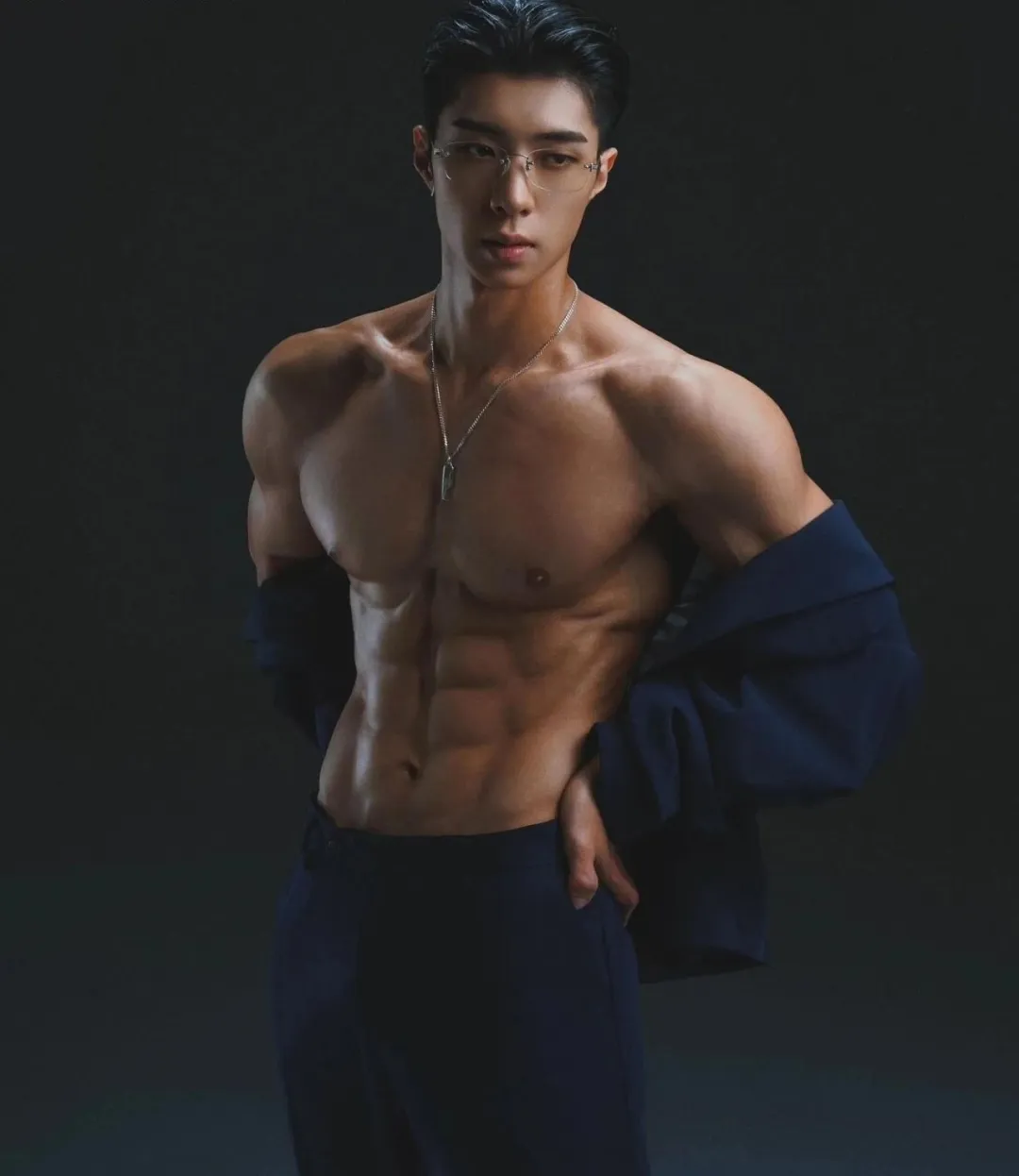 身材比人火的男团成员，眼镜一戴谁也不爱！