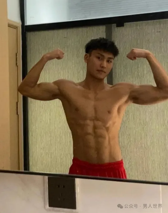 性张力拉满！钻石黑皮体育生，原生态男孩