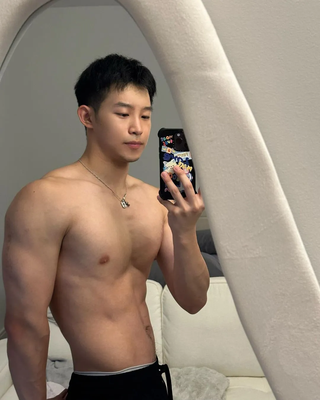 小奶狗学霸脱衣大秀腹肌，这到底是谁在谈啊啊？！