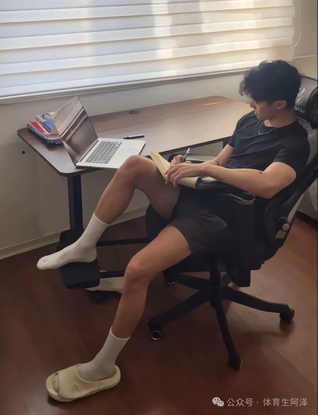 直男体育生被网友赞称 gay 圈天菜，白袜只是流量密码......