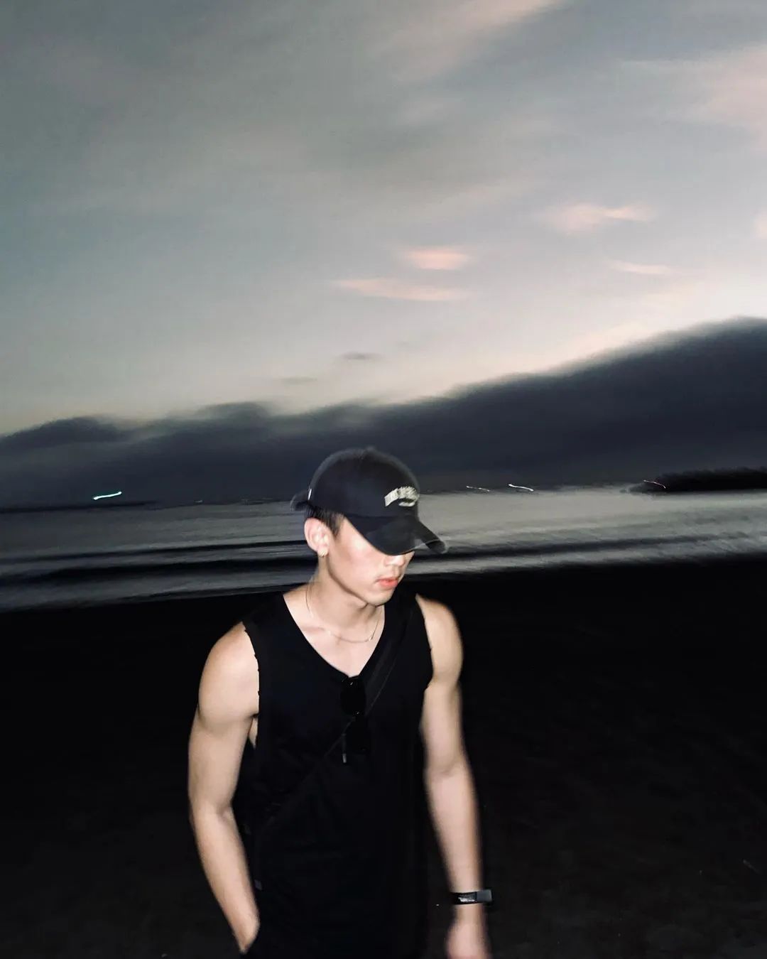 内娱男明星们，请向他看齐，把身材卷起来！