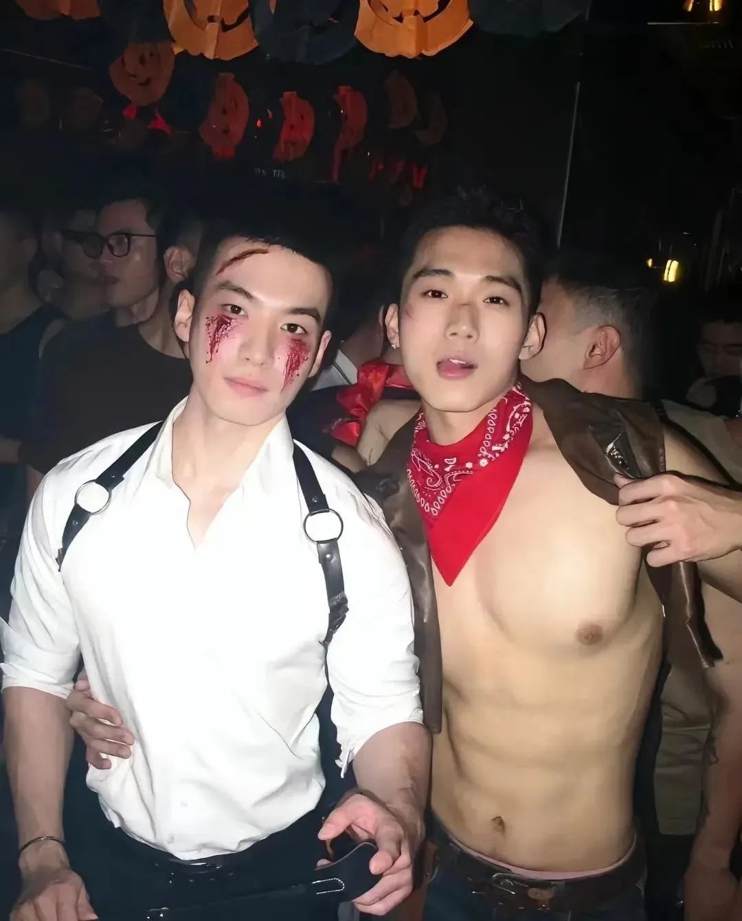 深夜还在工地上搬砖的肌肉小哥哥