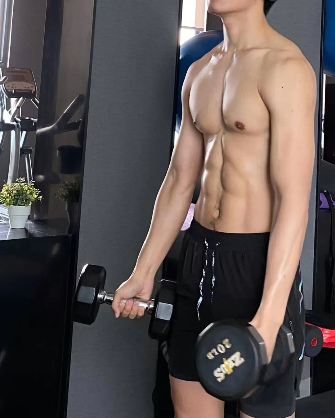 男明星撸铁都这么搞笑吗？腹毛好长好吸睛~