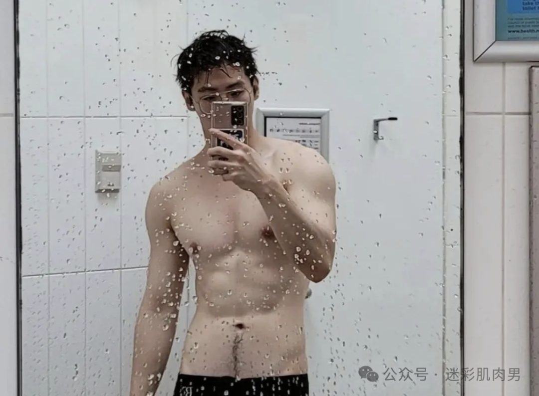 自拍照秀身材的腹肌小哥！，灰裤子和泳裤是 yyds！