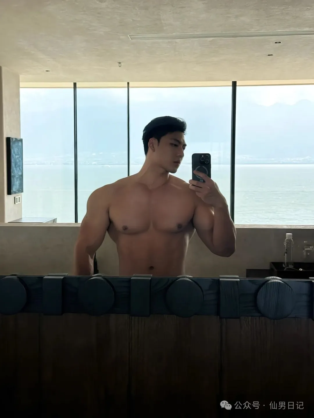 189cm 黑皮男模酒店被偷拍，网友直呼：翘臀大胸肌诶！