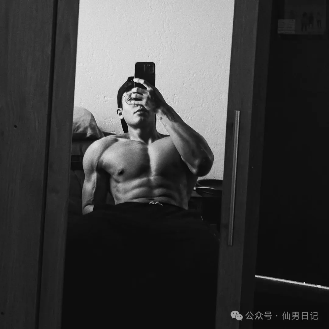 随地大小拍！这个新疆体育生秀肌肉火了……
