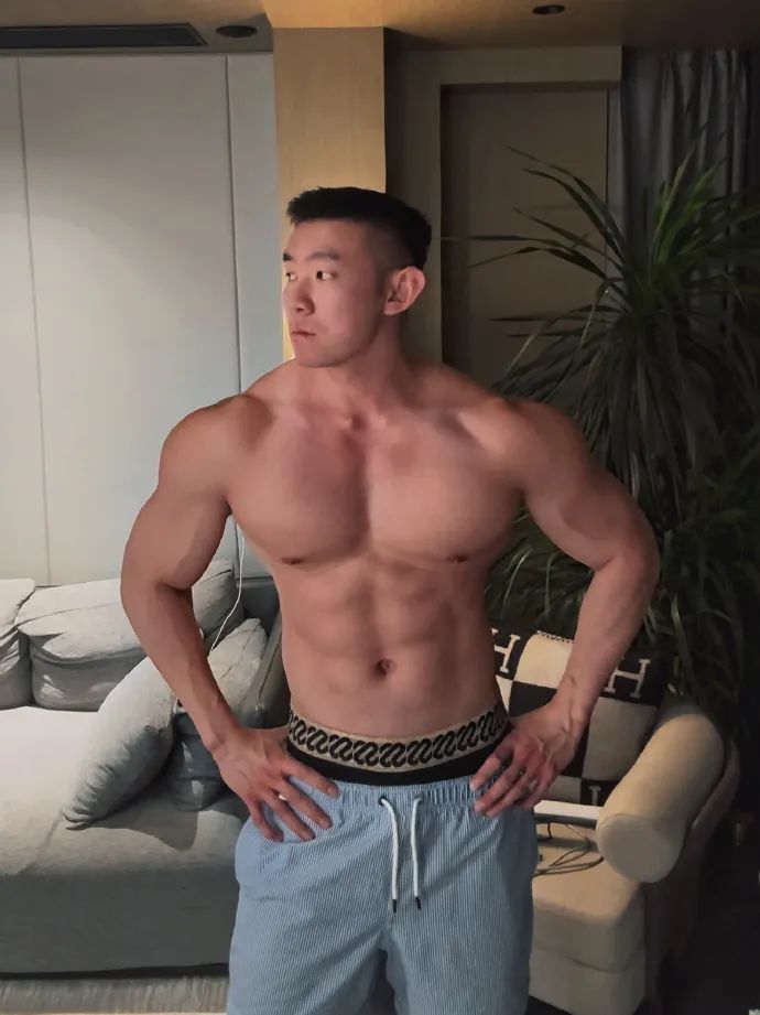 小蓝 X 推上 190cm 肌肉男时尚博主走红！