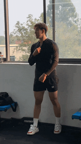 188CM 体育生街上穿紧身裤光膀子，长得有点好看！