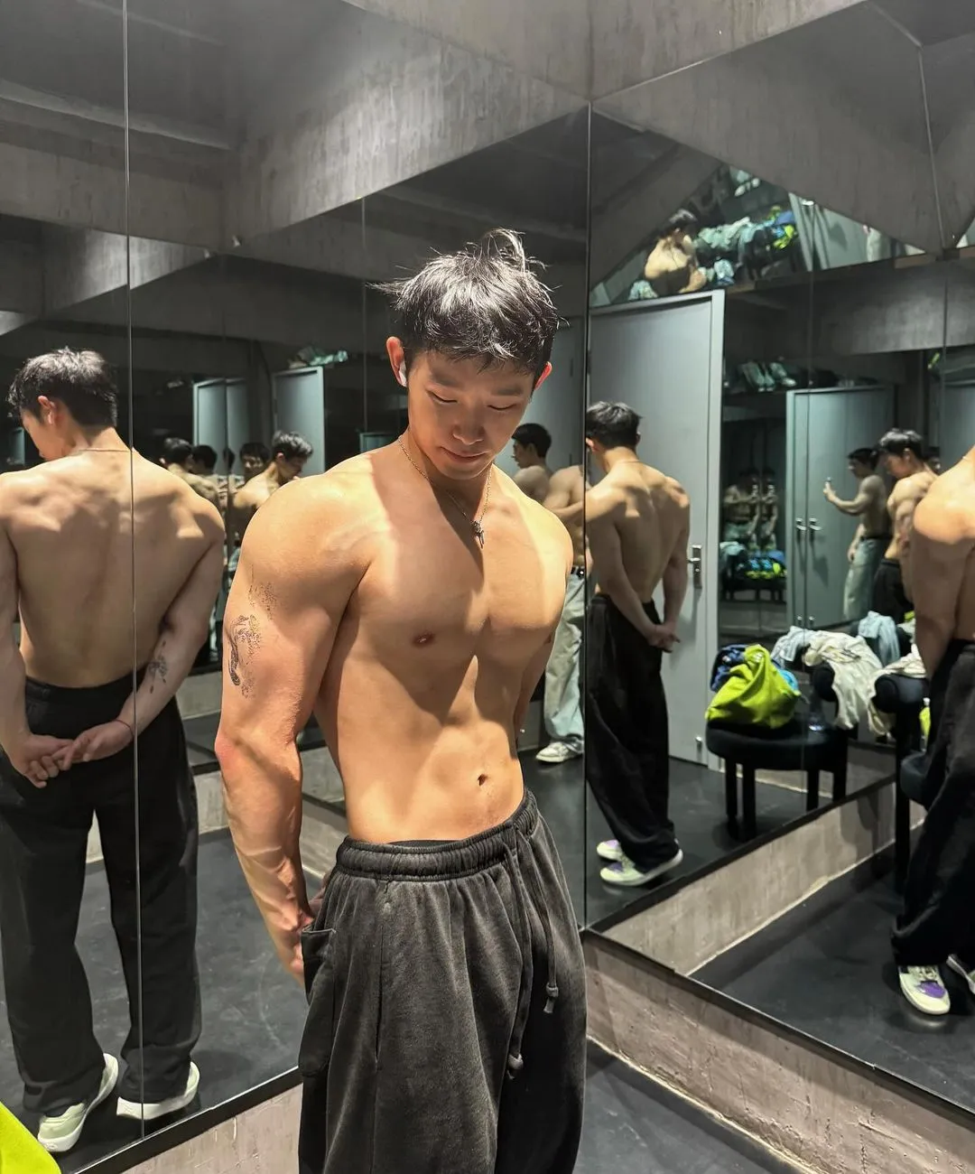 小奶狗学霸脱衣大秀腹肌，这到底是谁在谈啊啊？！