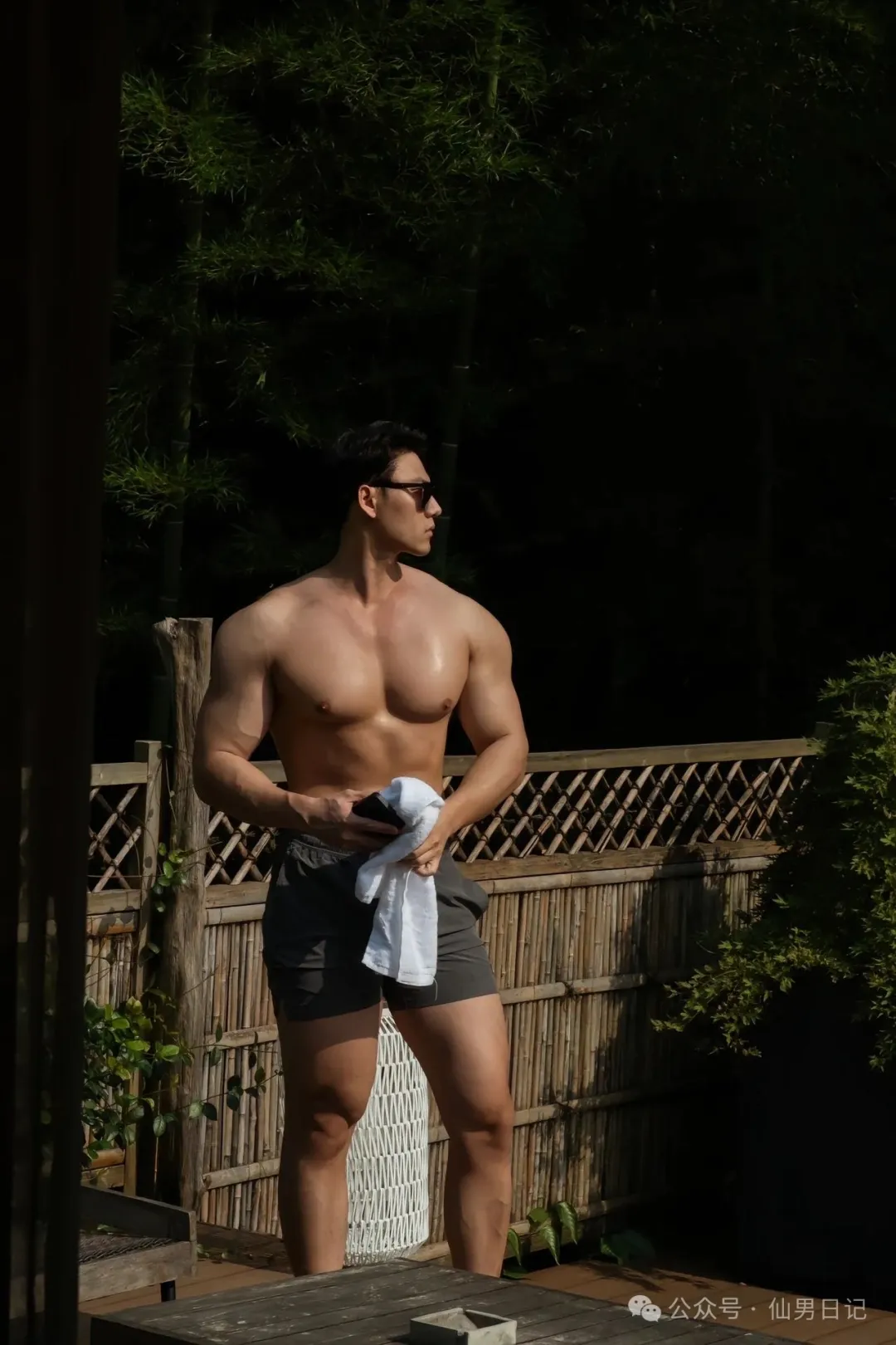 189cm 黑皮男模酒店被偷拍，网友直呼：翘臀大胸肌诶！