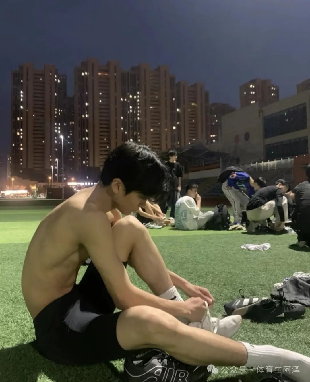 直男体育生被网友赞称 gay 圈天菜，白袜只是流量密码......