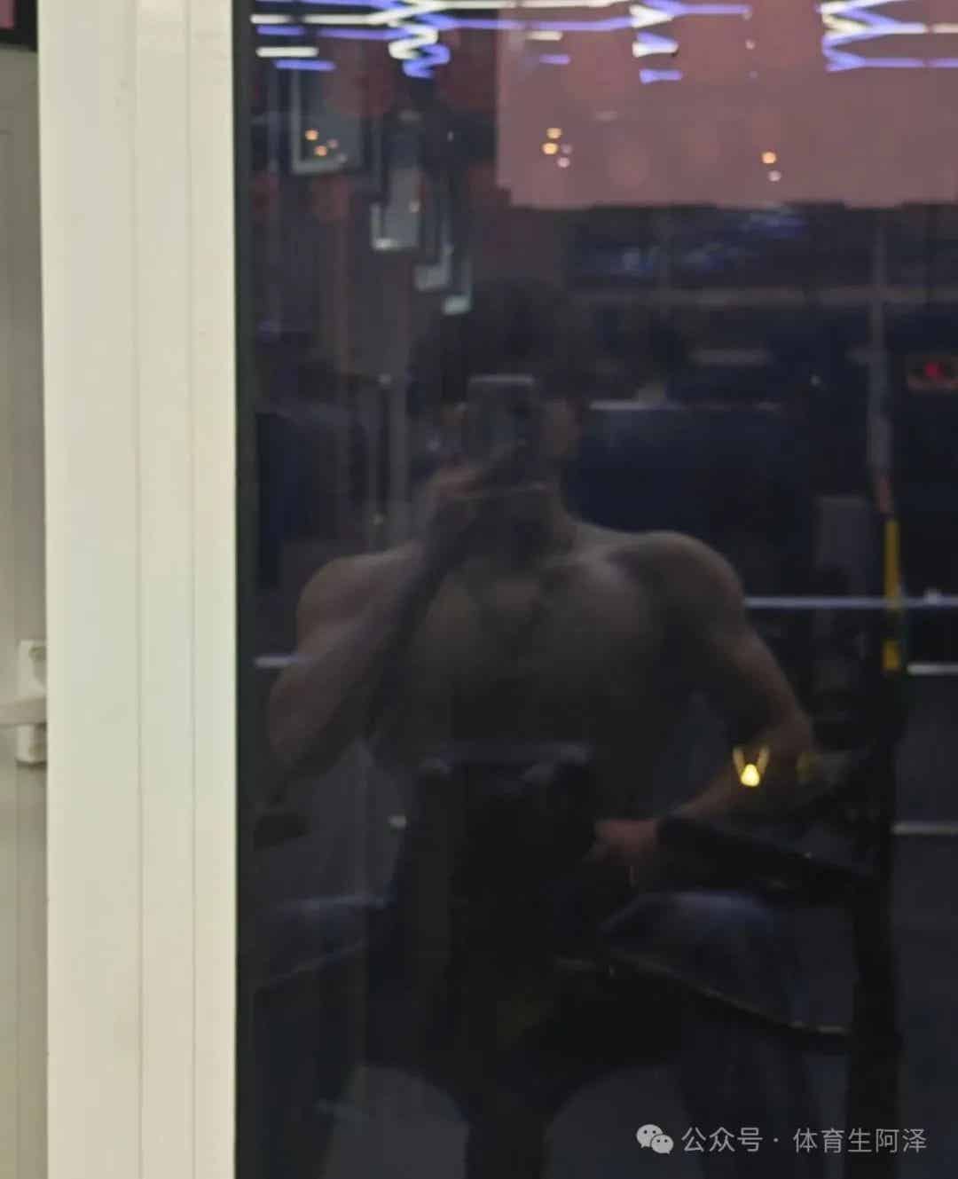 黑皮肌肉大狼狗，健身房古铜色皮肤，腹肌翘臀不要太迷人.......