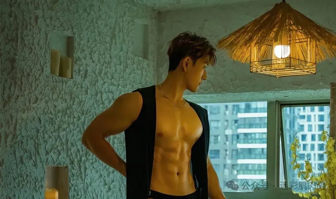 188CM 体育生街上穿紧身裤光膀子，长得有点好看！