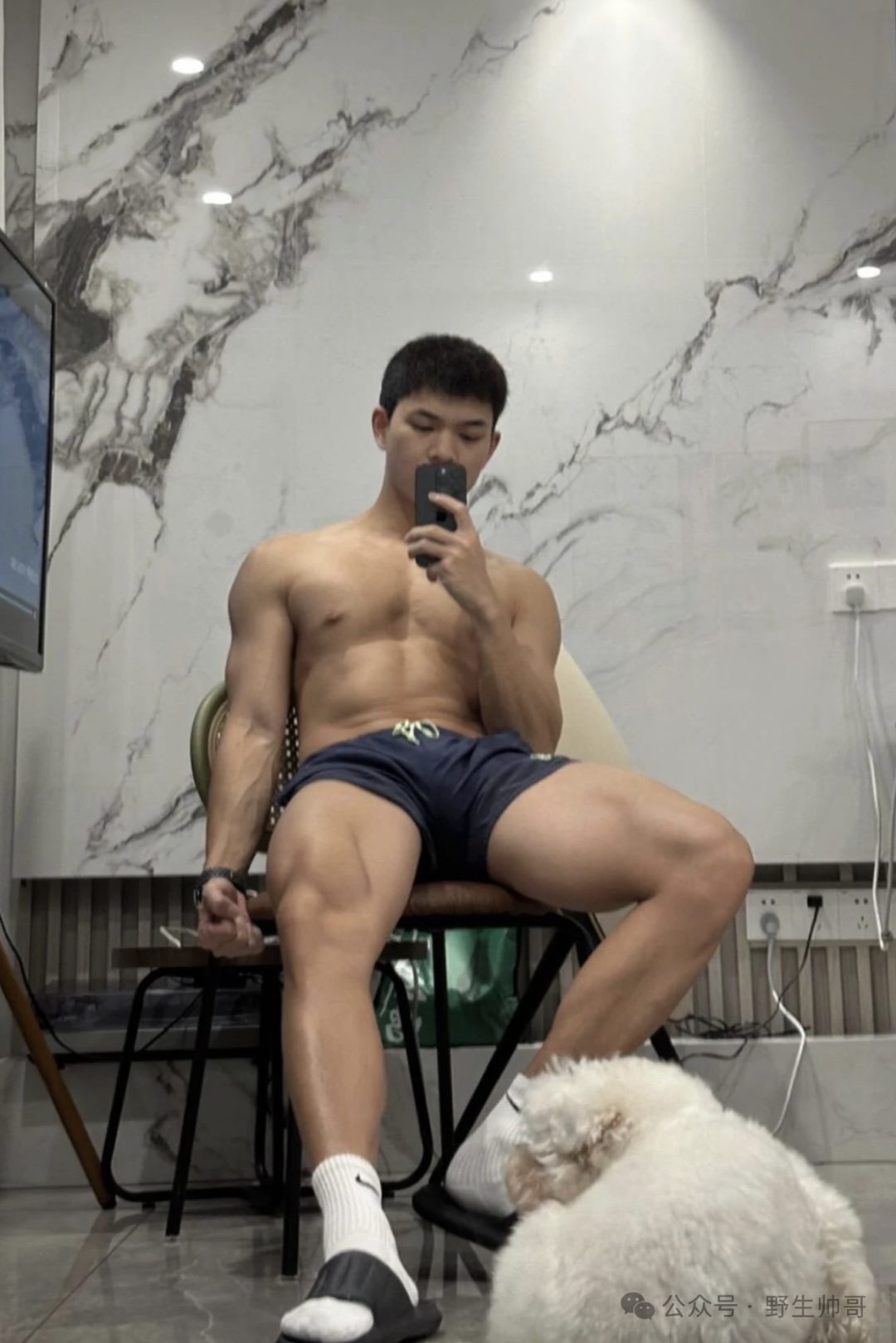 河南小伙穿白袜短裤太性感了！大长腿真好看呀！！