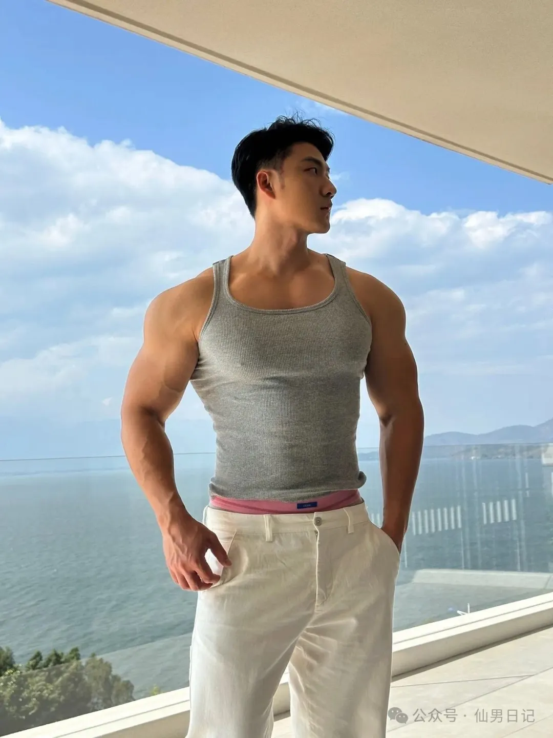 189cm 黑皮男模酒店被偷拍，网友直呼：翘臀大胸肌诶！