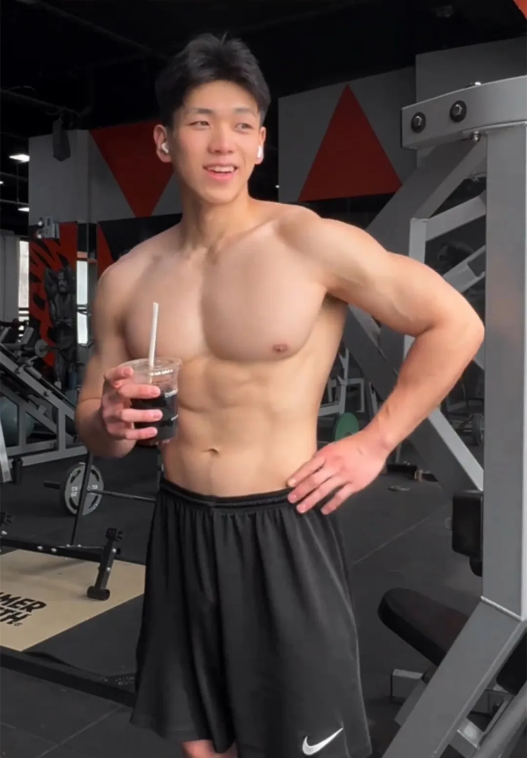 中国版“宏翔”，最近这枚肌肉男大超火的！