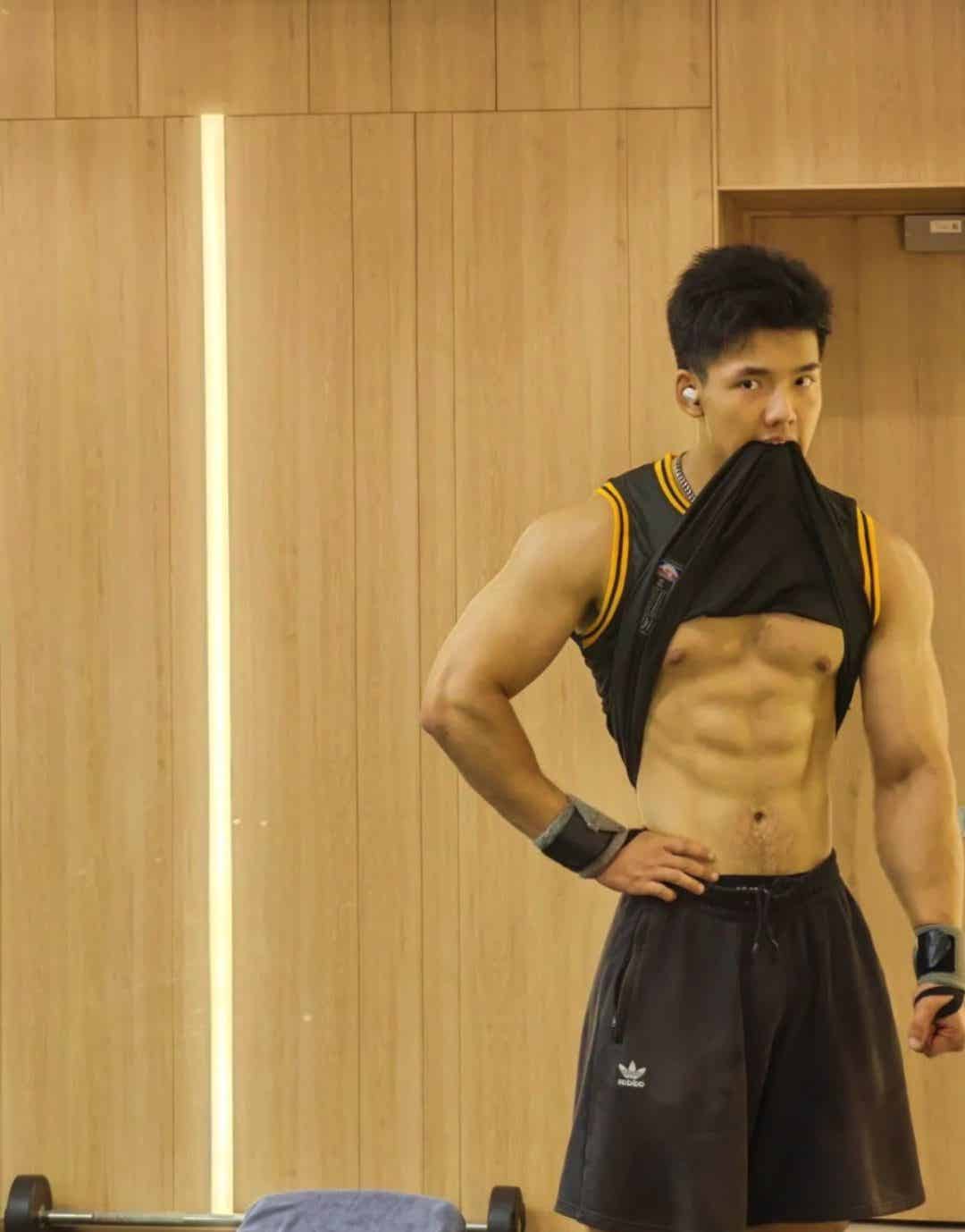 187cm 的杭州体育男生，腹毛很性感