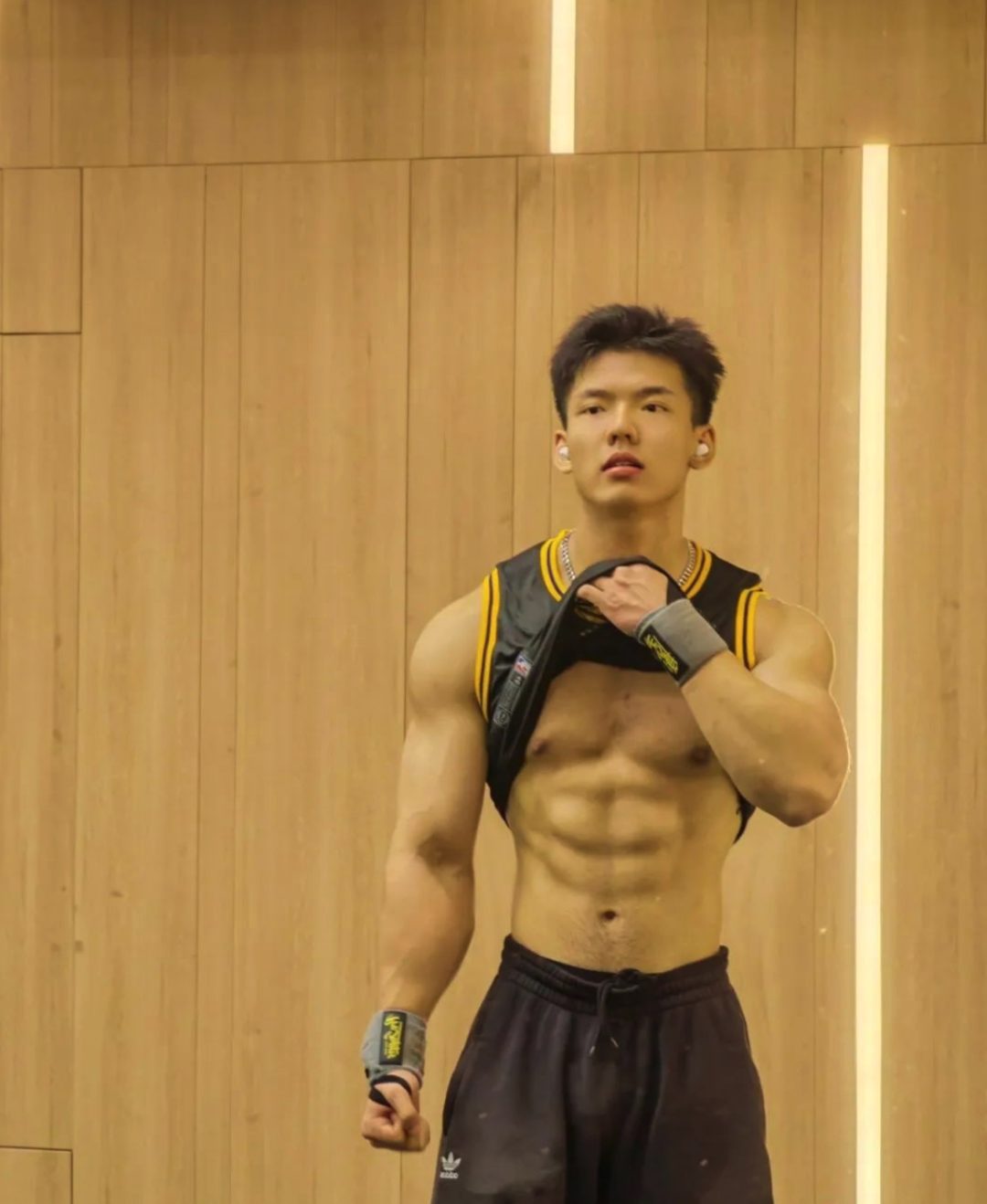 187cm 的杭州体育男生，腹毛很性感