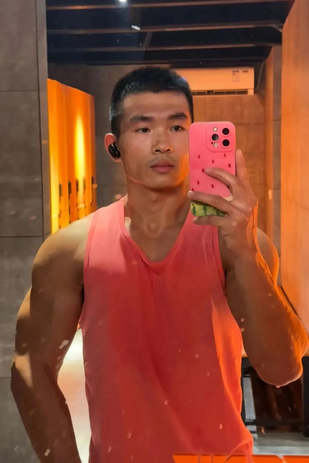 广东黑皮寸头肌肉退伍小哥，这腹肌太硬了