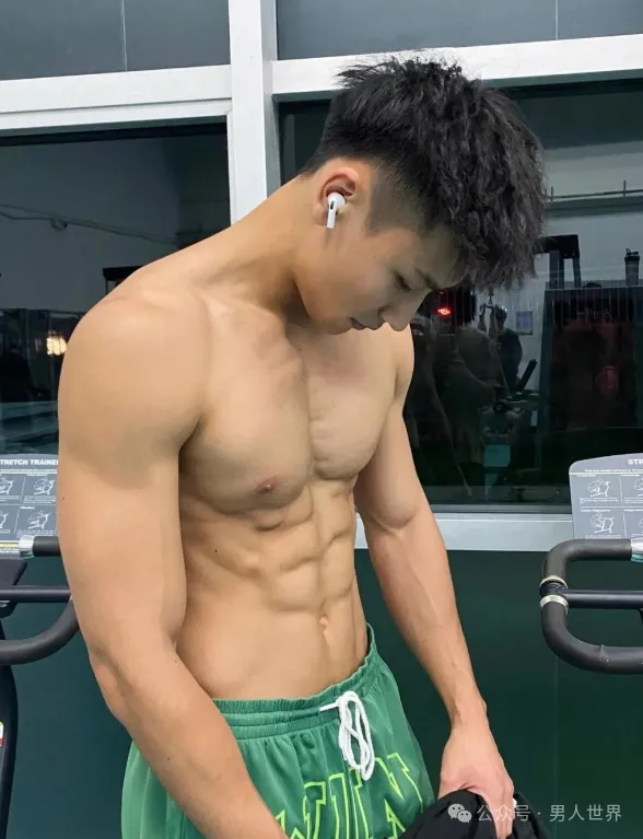 性张力拉满！钻石黑皮体育生，原生态男孩