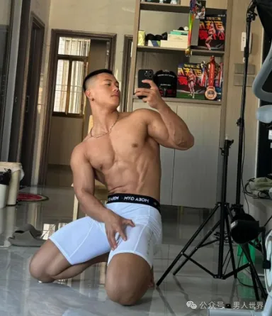 不穿衣服的男司机，你想坐他副驾吗?