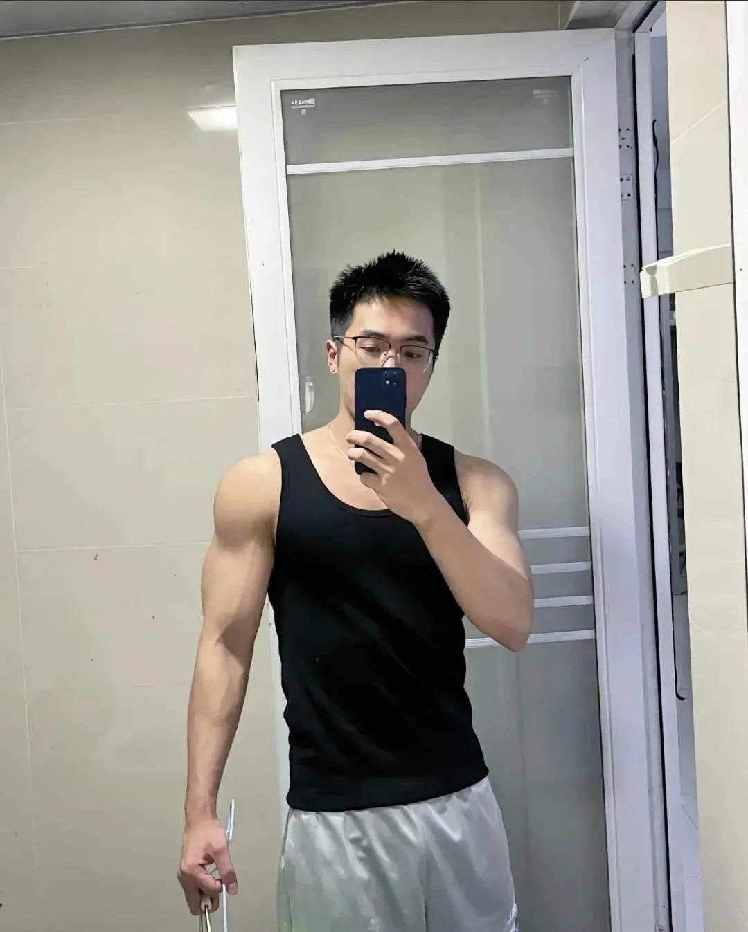 00 后运动黑皮肌肉小哥哥男人味十足