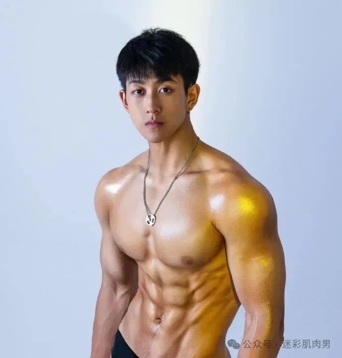 188CM 体育生街上穿紧身裤光膀子，长得有点好看！