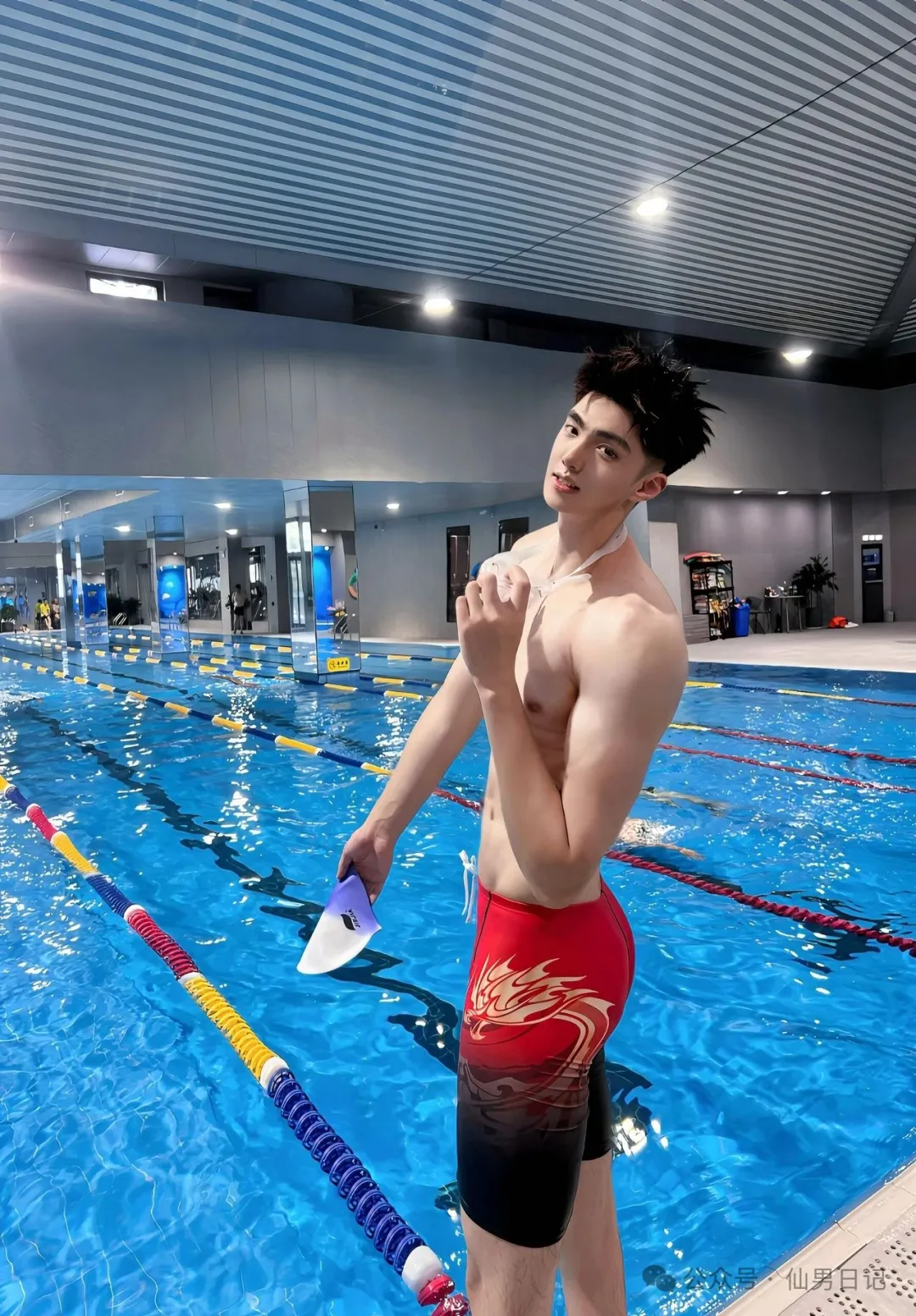 190cm 体育生男大宿舍自拍！网友直言：看着不直……