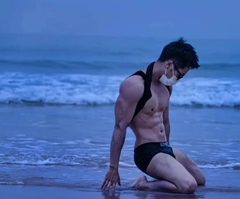 00 后运动黑皮肌肉小哥哥男人味十足