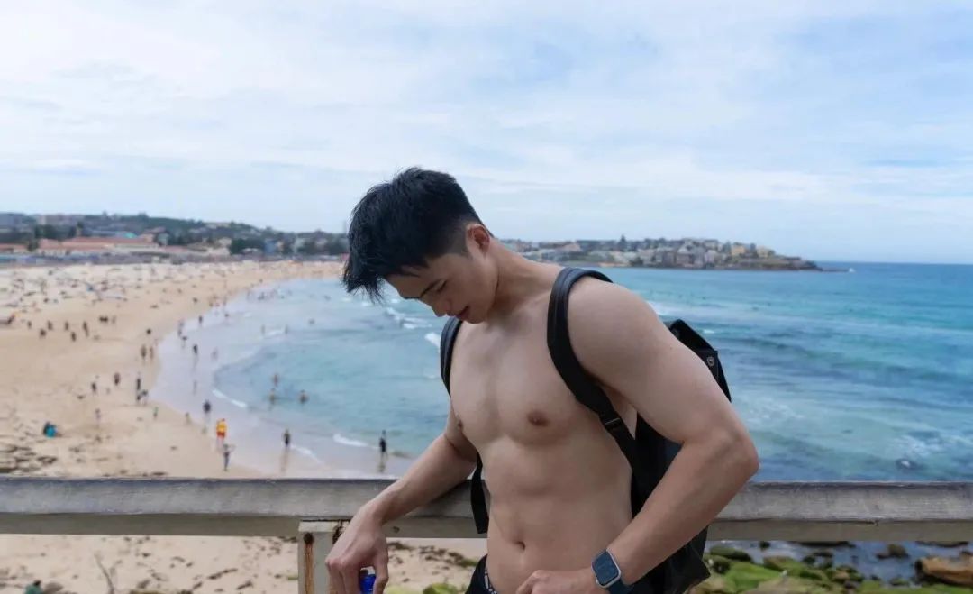 海边煜煜发光薄肌男，拍照姿势绝不是直男！