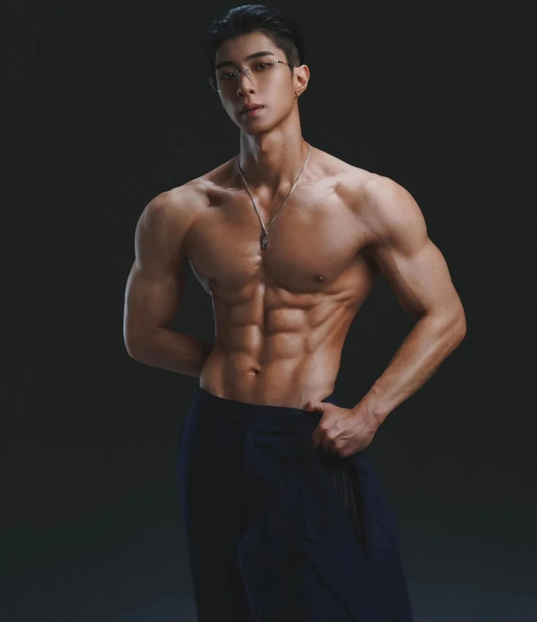 身材比人火的男团成员，眼镜一戴谁也不爱！