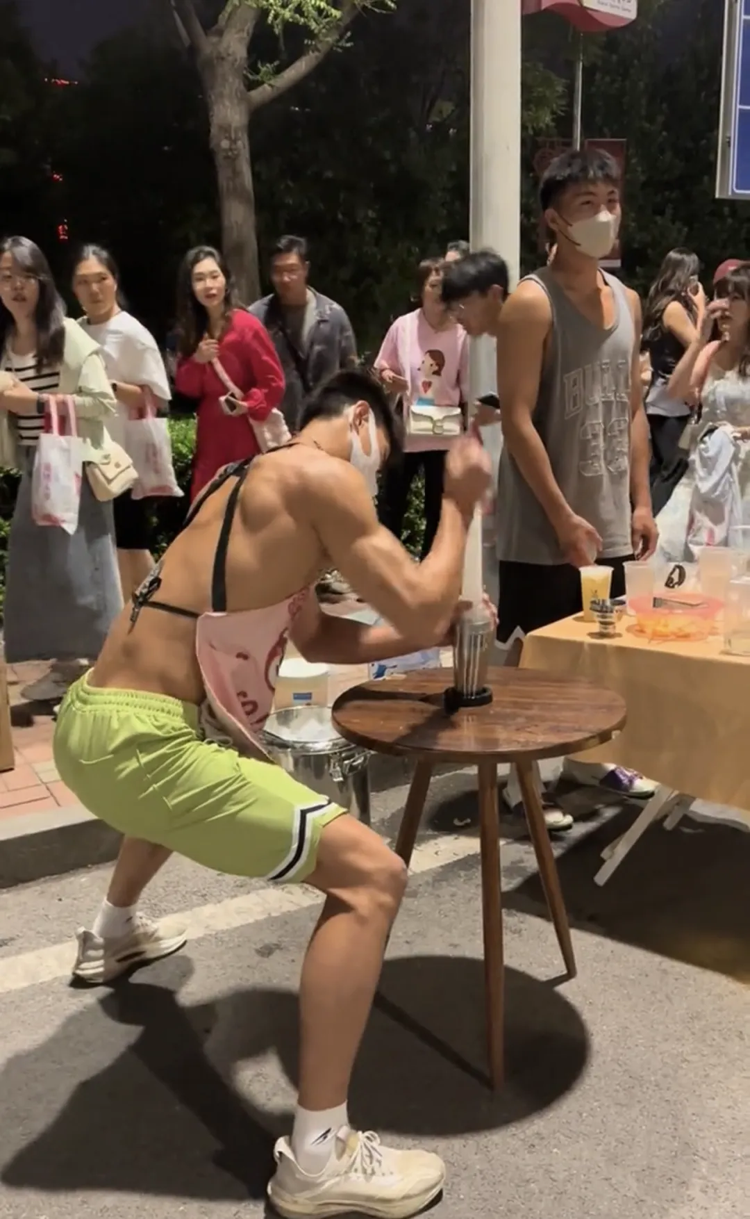 蔡依林演唱会卖柠檬茶的肌肉男火了！这手打频率太猛了！
