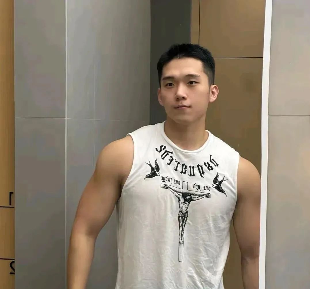 深夜还在工地上搬砖的肌肉小哥哥