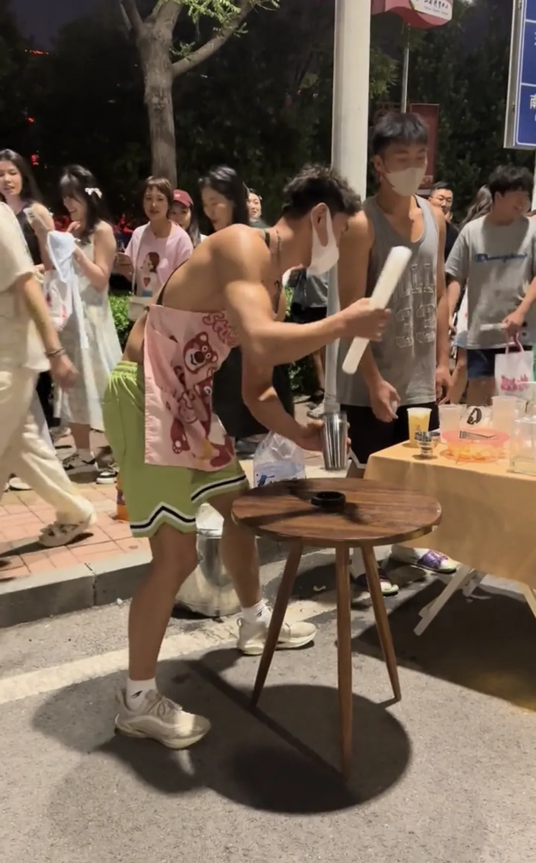 蔡依林演唱会卖柠檬茶的肌肉男火了！这手打频率太猛了！