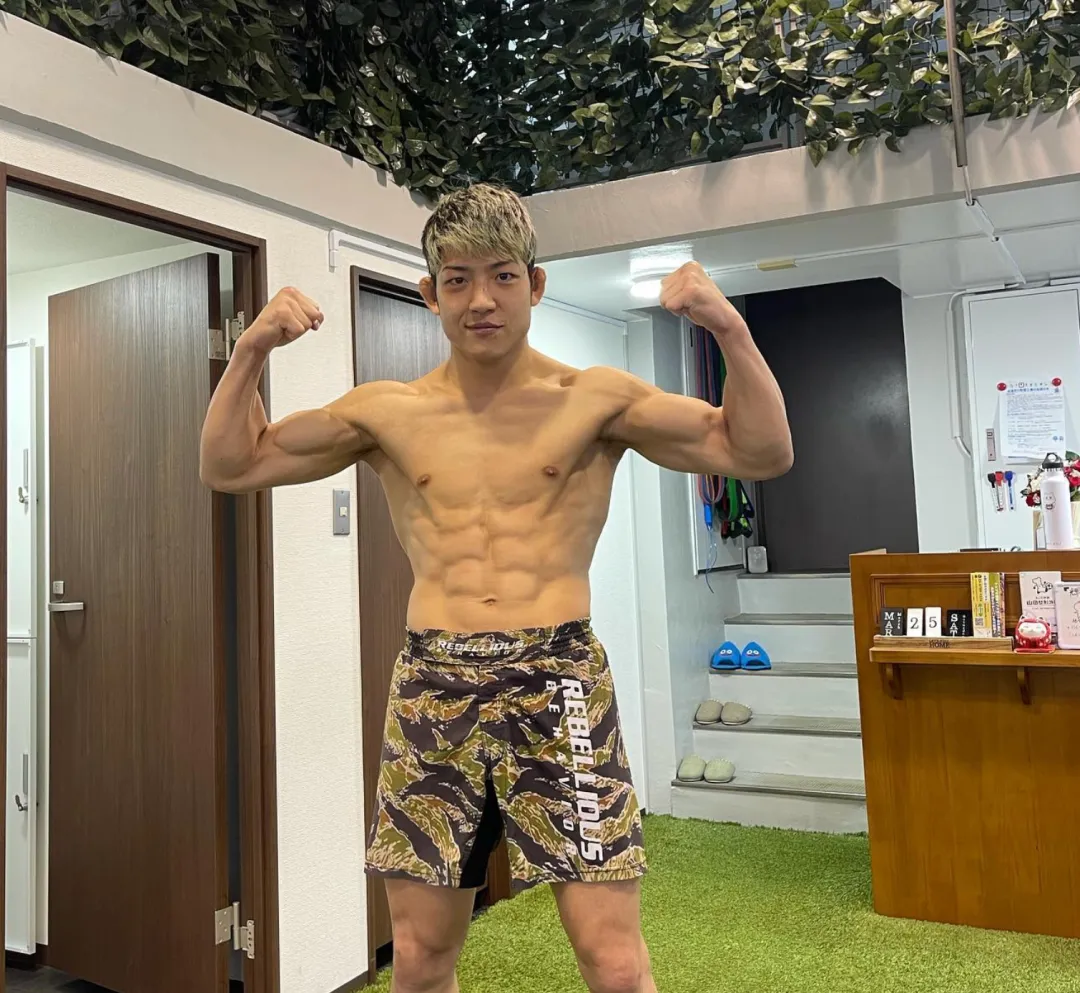 亚洲最帅的格斗运动员，被爆为了两万块曾下海！