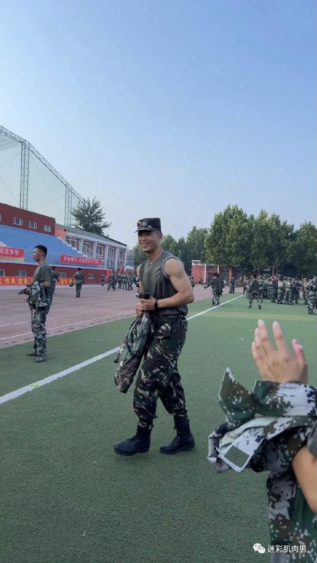 河北 185CM 迷彩教官腹毛自拍照？长的太好看了！