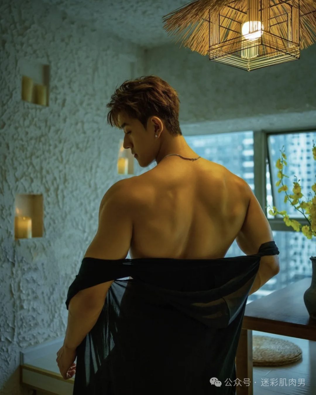 188CM 体育生街上穿紧身裤光膀子，长得有点好看！