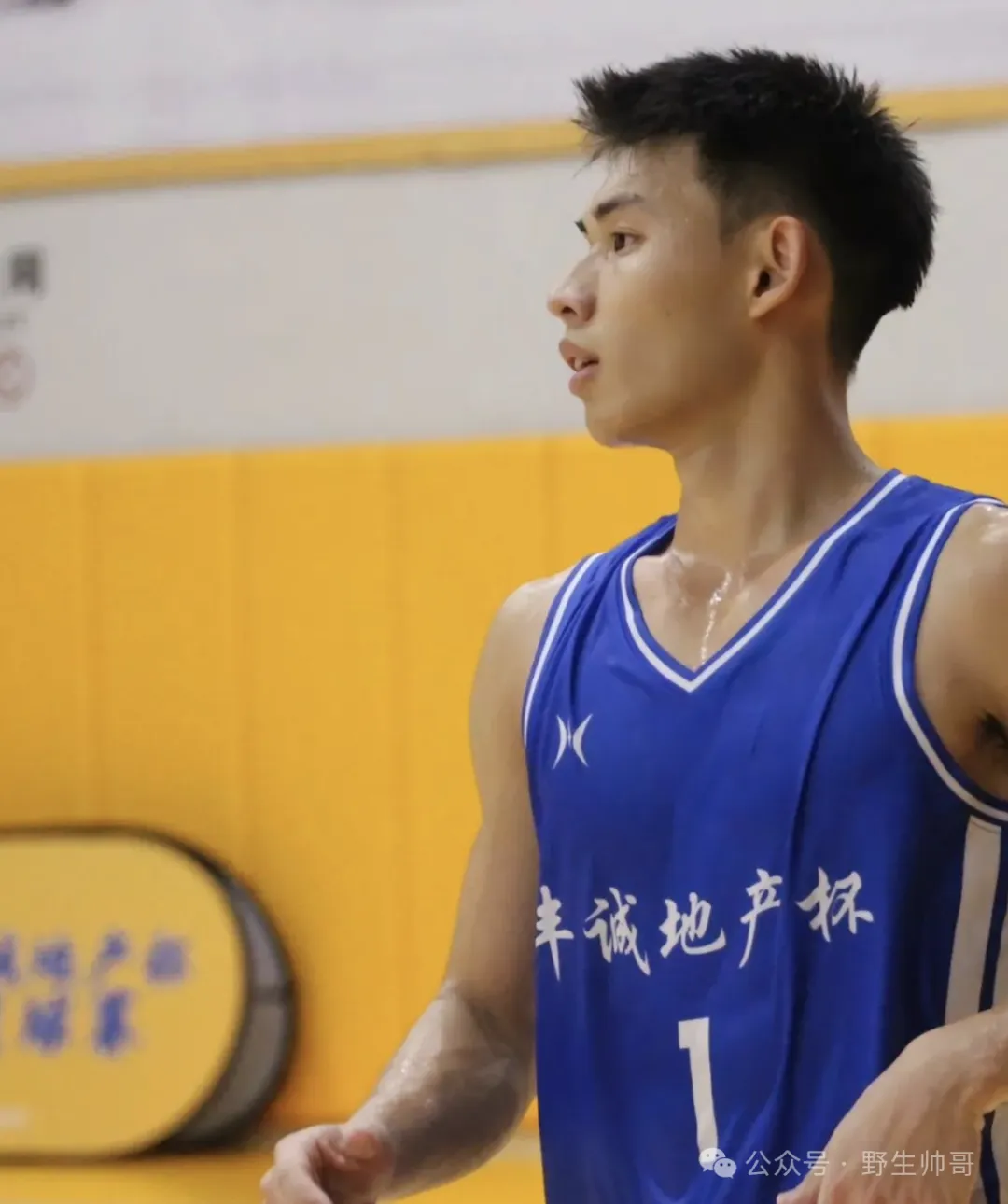 188CM 黑皮运动男大汗淋漓样子太爱了，长腿好强呀