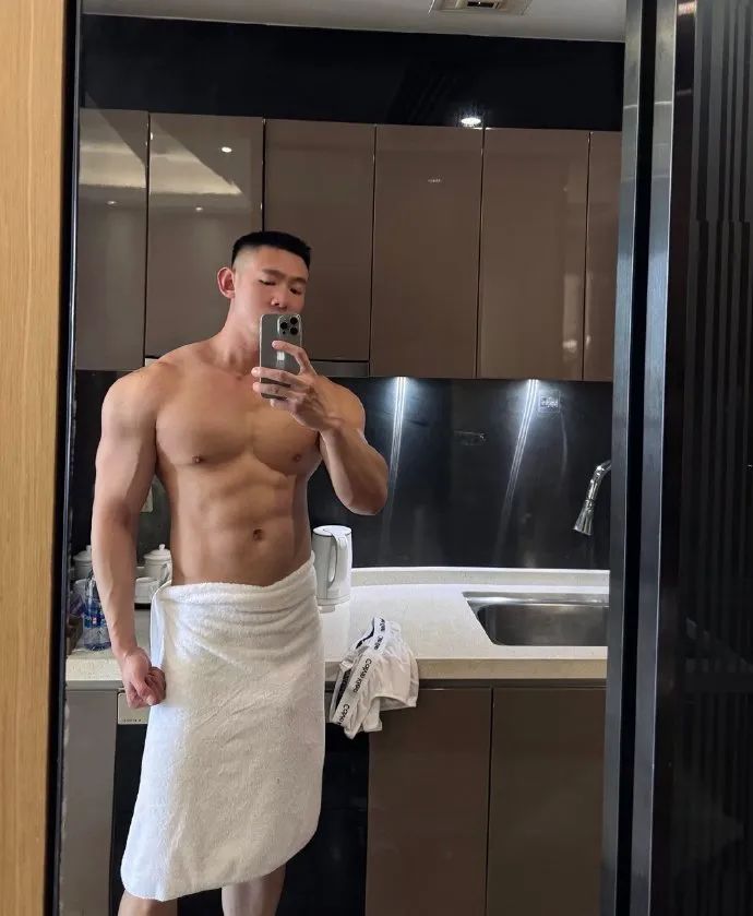 小蓝 X 推上 190cm 肌肉男时尚博主走红！