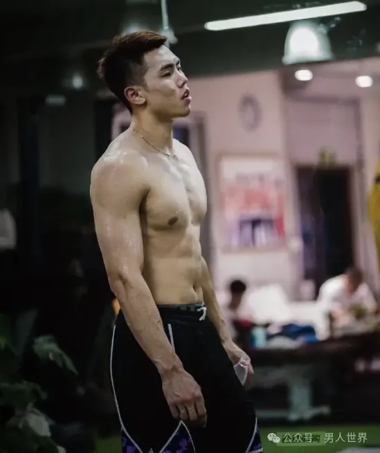 体育学院 196CM 篮球帅哥，小伙没让人失望！