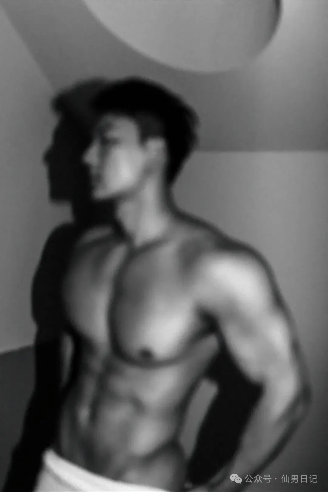 189cm 黑皮男模酒店被偷拍，网友直呼：翘臀大胸肌诶！