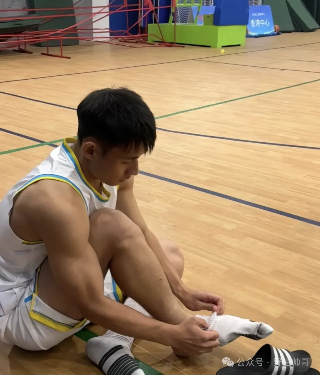 188CM 黑皮运动男大汗淋漓样子太爱了，长腿好强呀