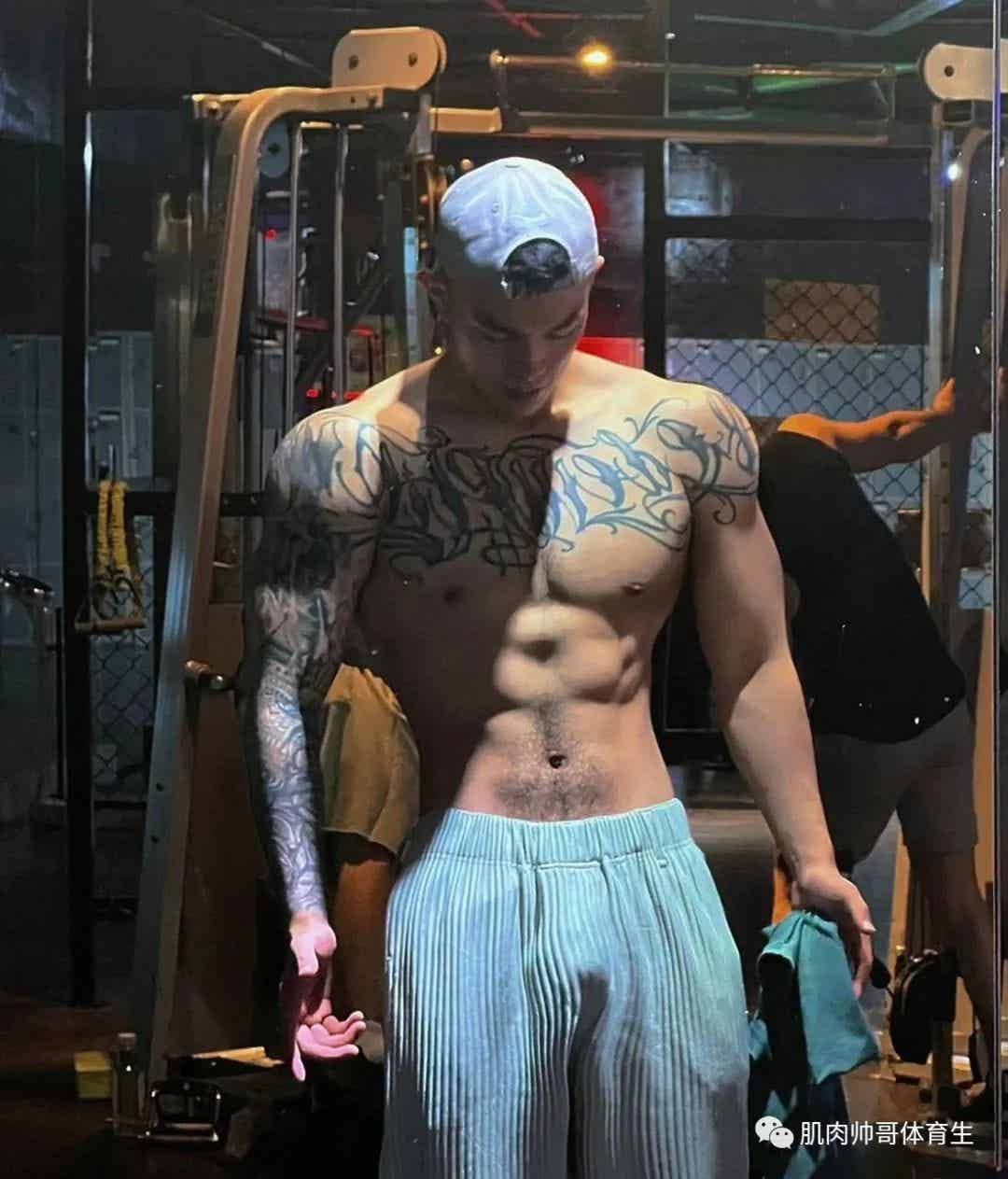 爱打篮球的体育生小爷们，帅不