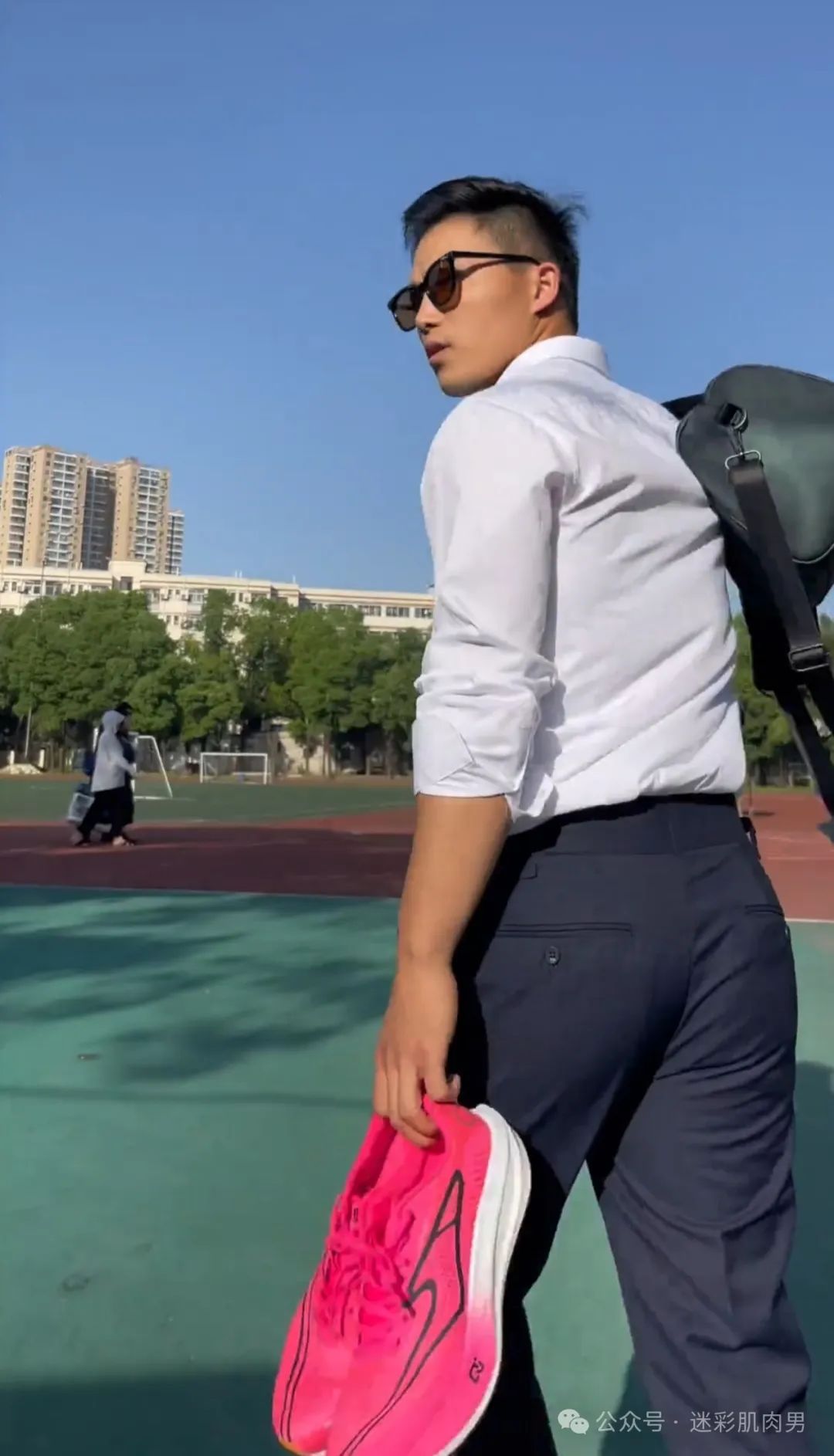 操场脱西裤运动的长腿男穿太紧？，强大实力挡不住了！