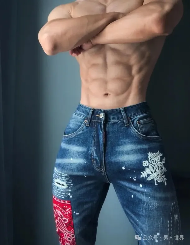 撩起衣服擦嘴，神仙腹肌藏不住了！