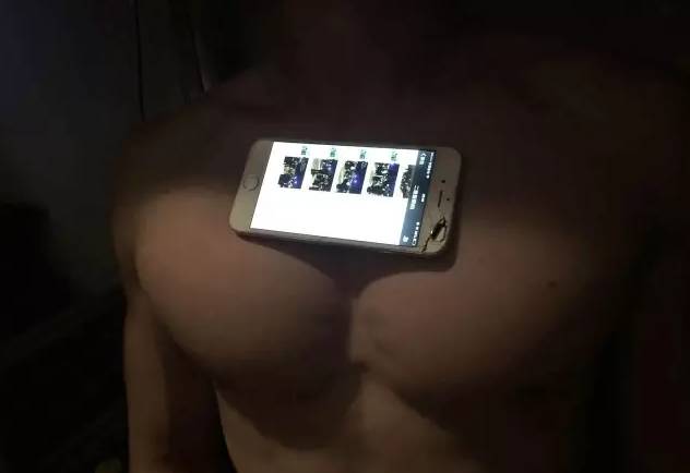 男生练出大胸肌能干嘛？这是我见过最骚的操作......