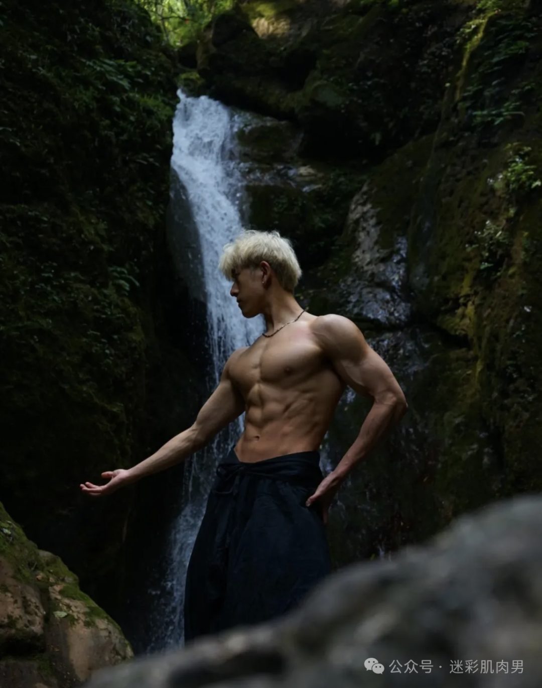 188CM 体育生街上穿紧身裤光膀子，长得有点好看！