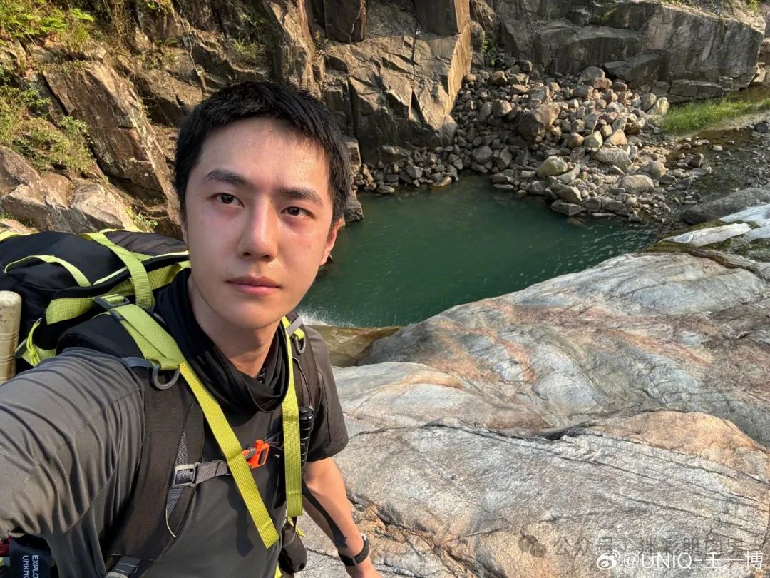摄影师拍摄王一博脱了露内裤太宠粉，实力藏不住！